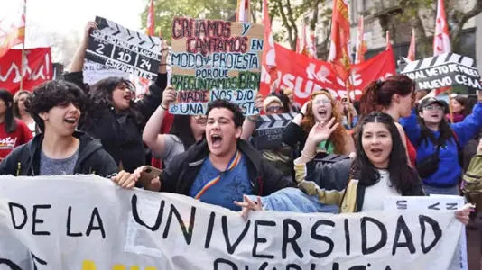 universitarios