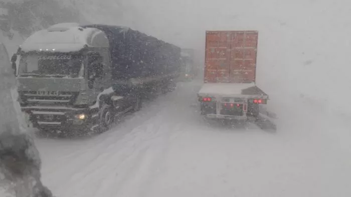 camioines-fuerte-temporal-de-nieve-en-la-cordillera