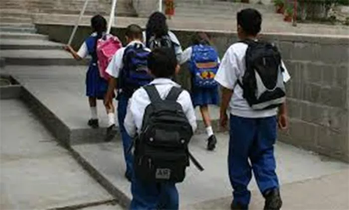 chicos-a-la-escuela
